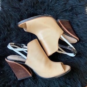 Clarks Narrative Sarina Billy Nude Peep Toe Heels